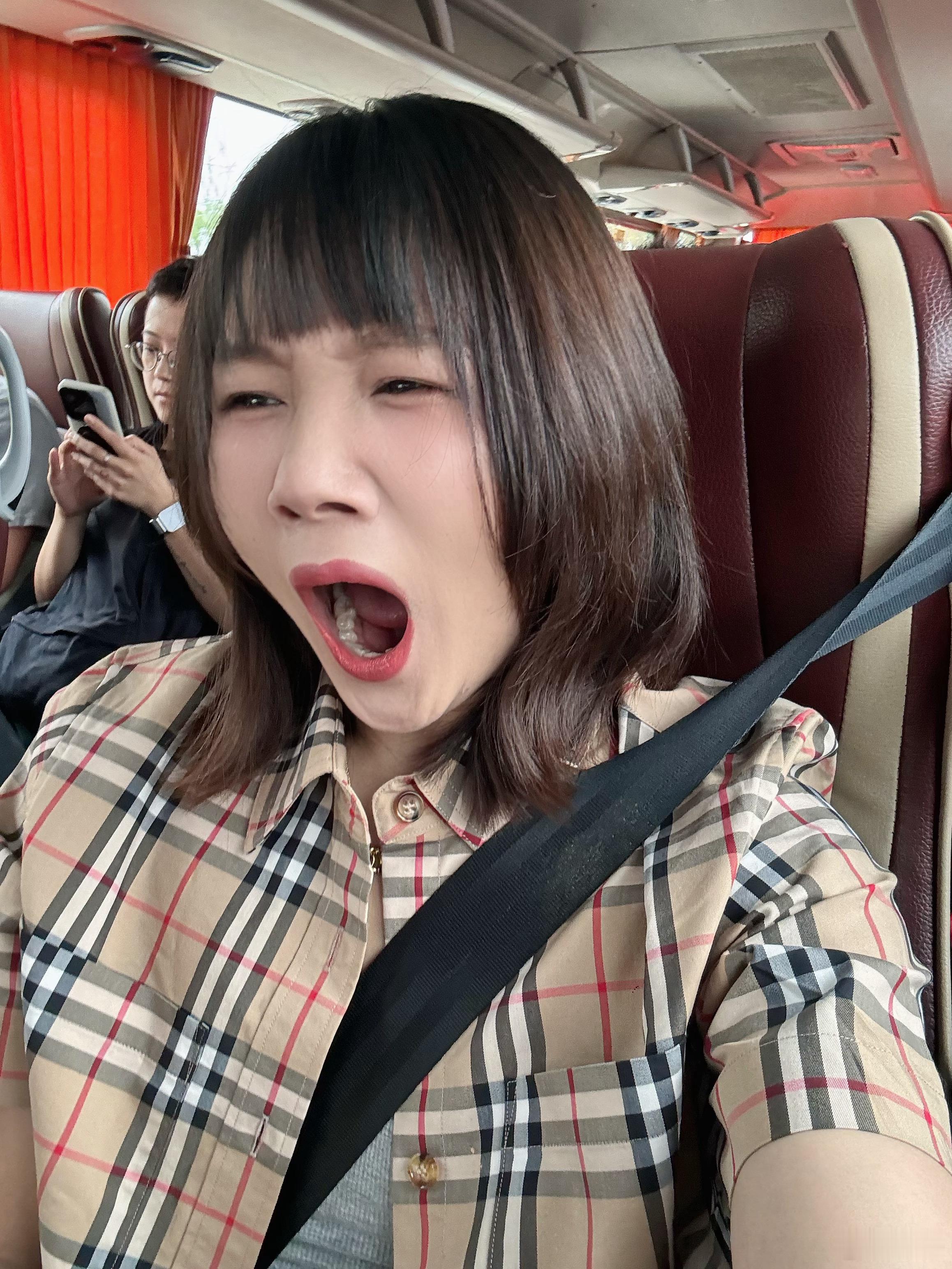中午好，出发去会场了。昨晚太晚睡今天有点困，急需一杯冰咖啡安慰[老师好] ​​​