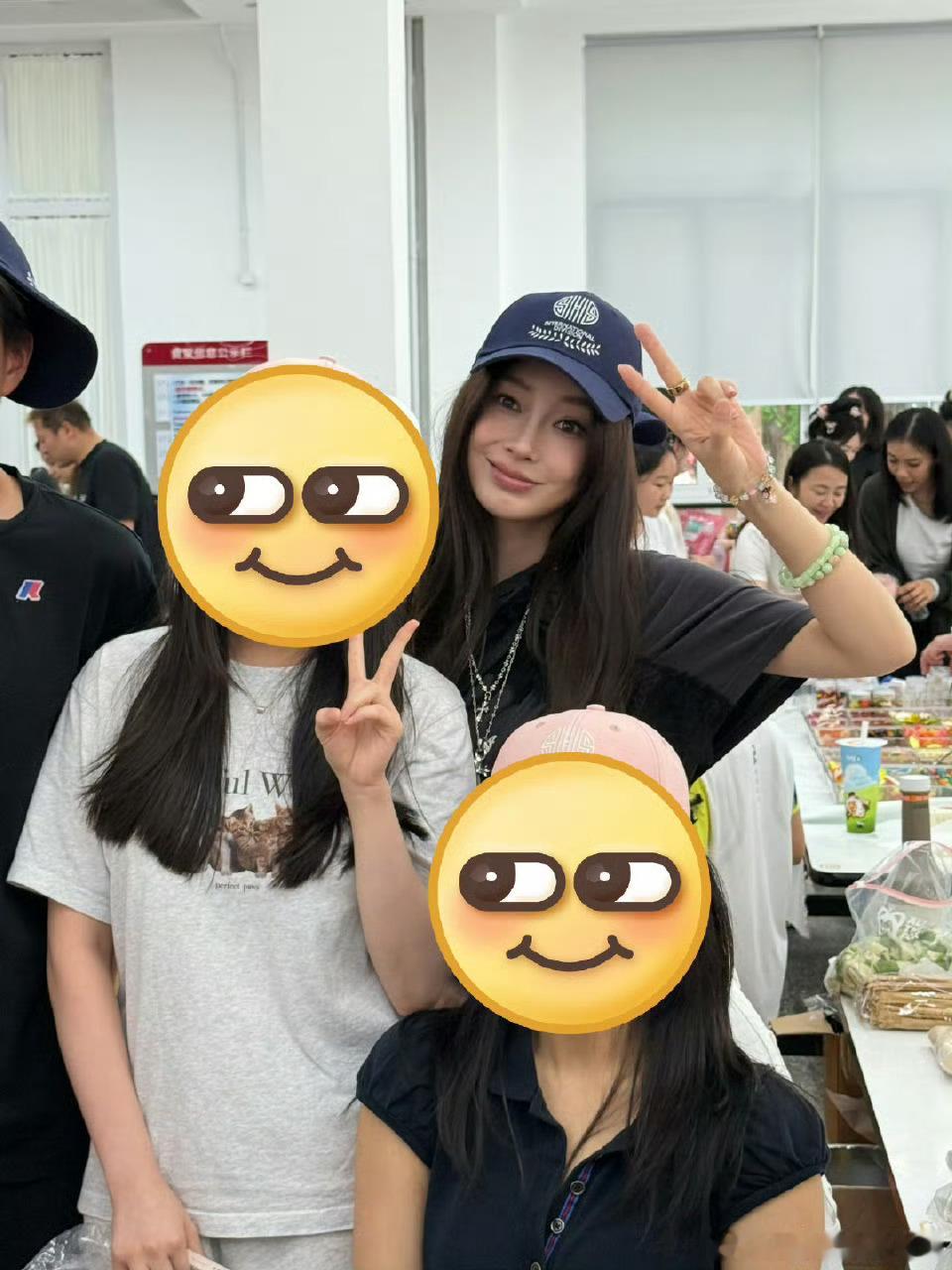 Angelababy参加小海绵学校义卖会 天呢Baby过了这么多年一点也没变，真