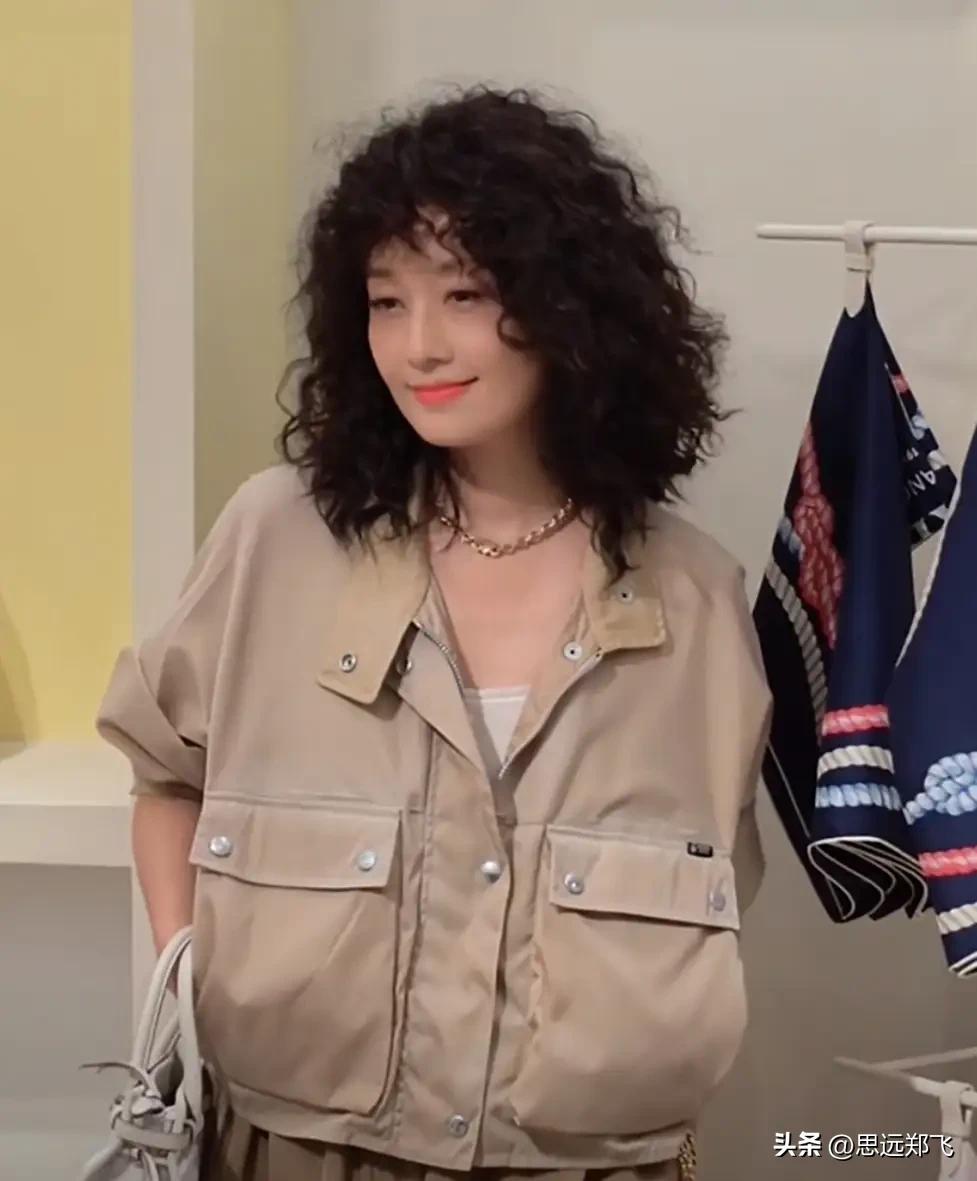 50岁的马伊琍和42岁的朱珠
你比较喜欢谁？
虽然马司令一头羊毛卷，让人觉得年轻