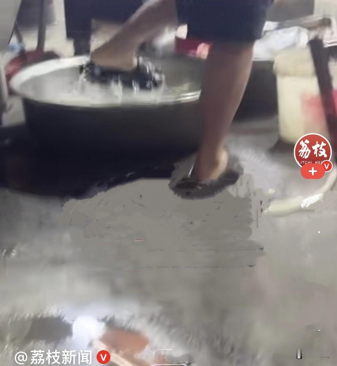 近日，安徽淮北一家烧烤店后厨，店里一名工作人员，直接站在盆里、穿着鞋子洗脚、来回