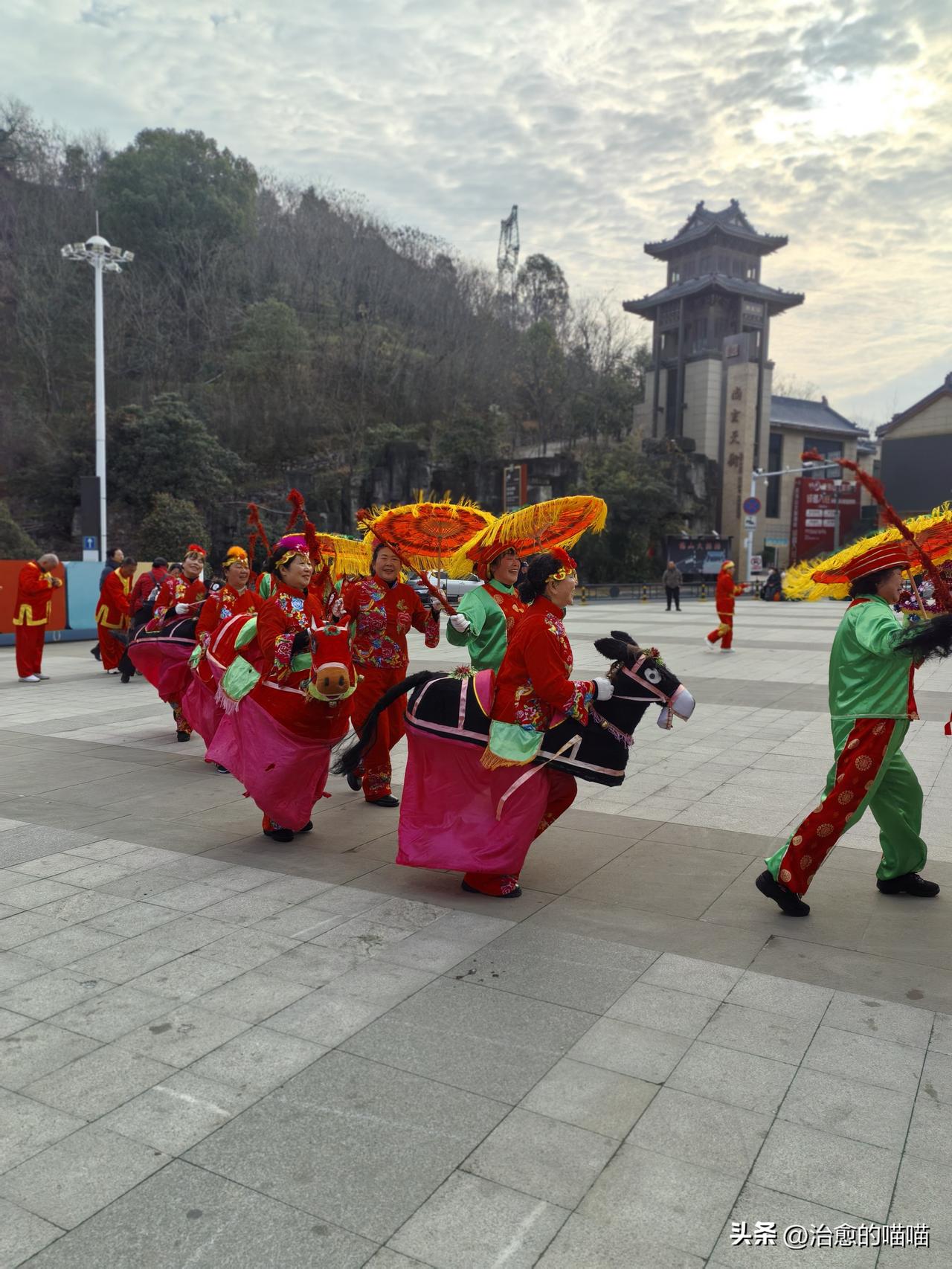 过年发现一个奇怪现象:
太多父母拼死拼活打工，只想帮儿子成个家，但成家后才发现他