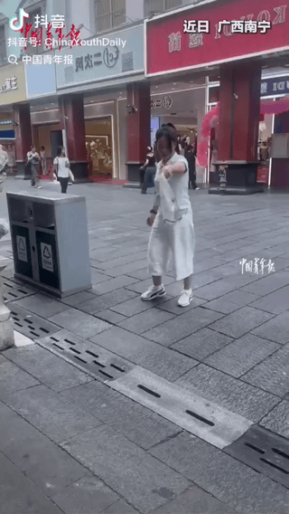 “这胆子绝了！”广西南宁，一家服装店里闯进一只大老鼠，女店主丝毫不惧，淡定驱赶老