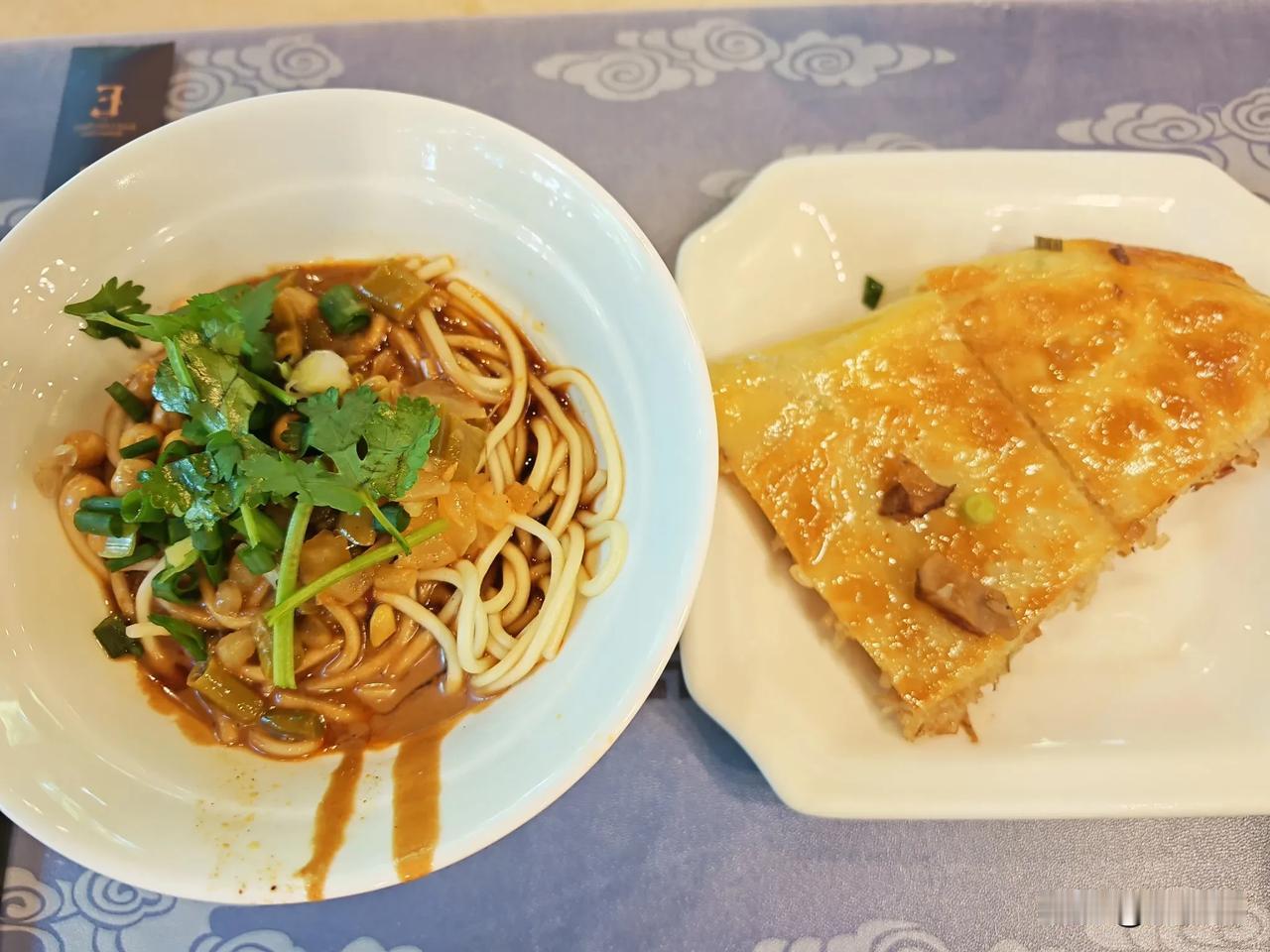 武汉的早餐
热干面和豆皮
懂行的说说，看着正宗吗？