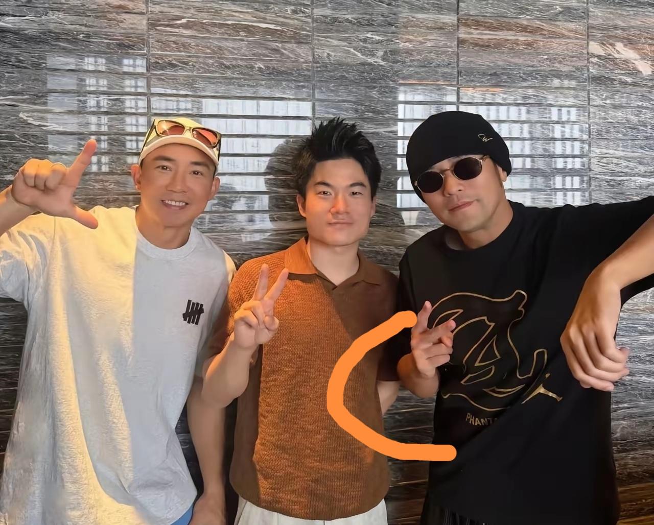 董宇辉和偶像周天王合影都自信从容的背着一只手，怎么和天王嫂合影却紧张的双手抠裤缝