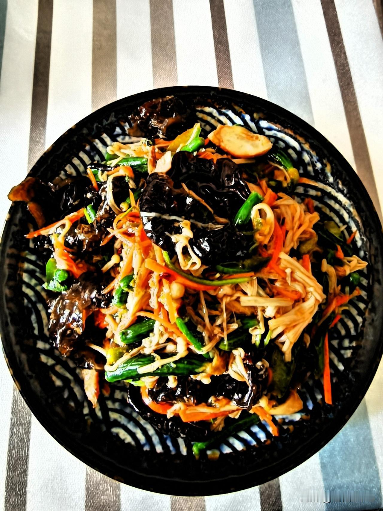 昨日的中餐，算是对自己的一点认真对待。

昨天老婆花了一些时间，搞了一餐略有新意