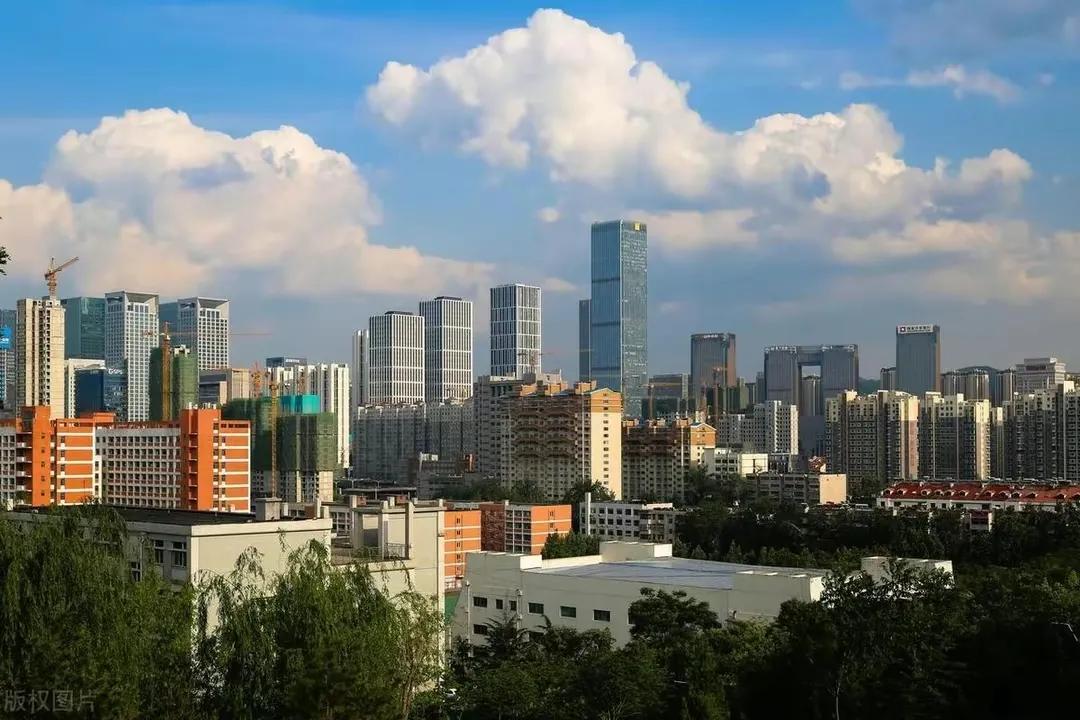 济南洪楼片区拆迁，补偿价格已经2.3万元，但周边小区大部分依然拒绝签字。更有大爷