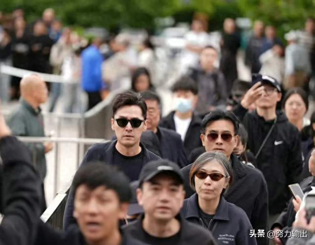金鹰奖深夜离场、八宝山红眼鞠躬：胡歌送爷叔，看清老演员的分量