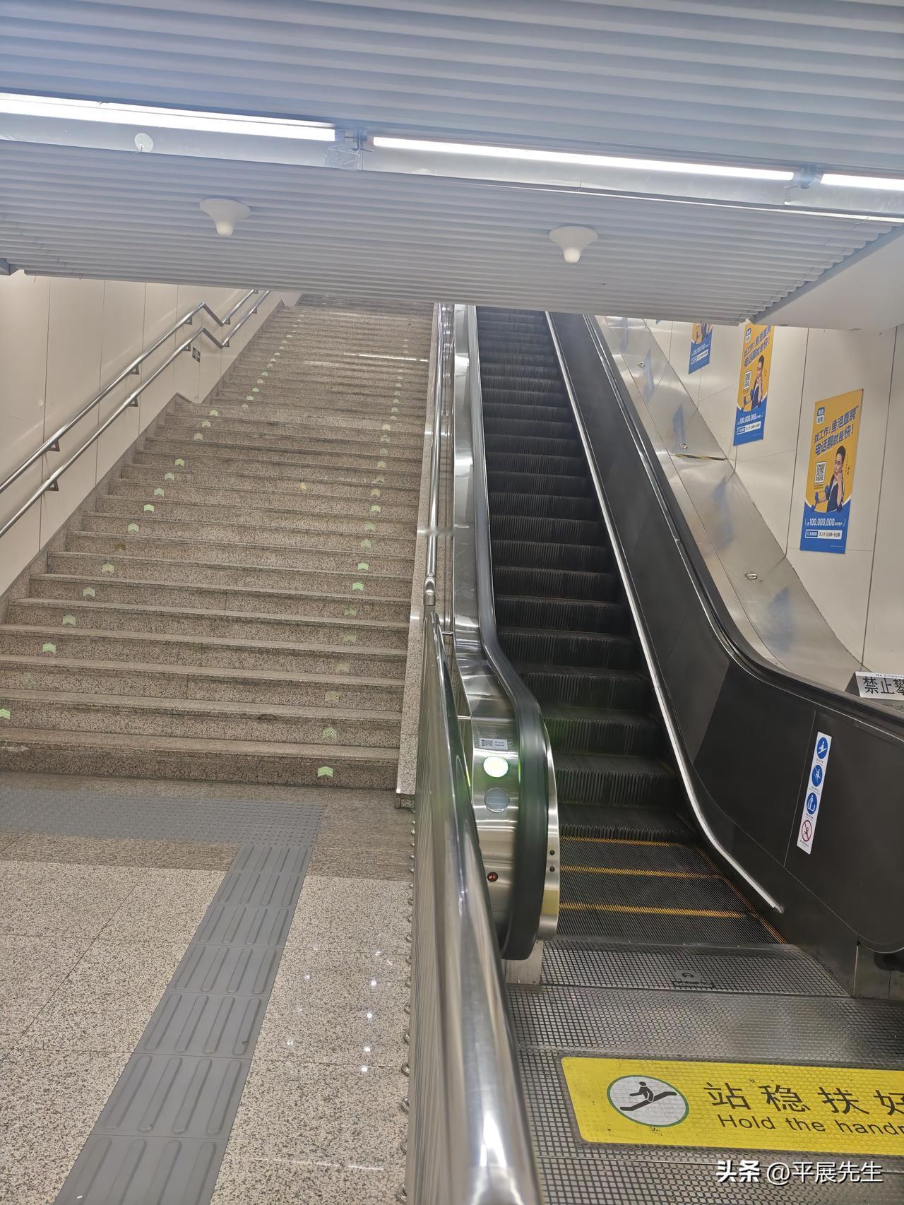 晚上9点的地铁入口，电梯空荡荡的，走廊也没人。安检口只有3个人待着，给进地铁的人