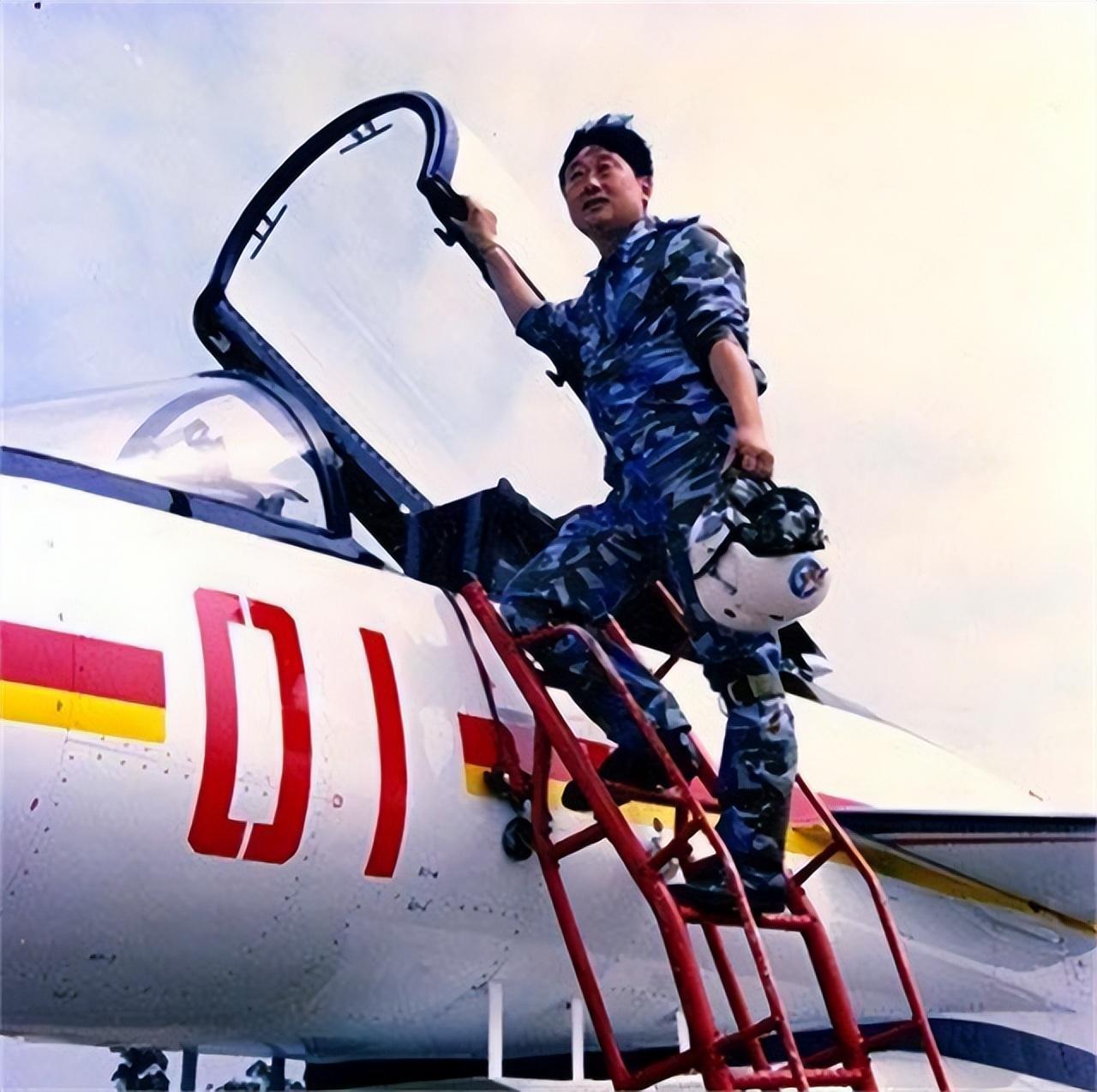 1998年3月23日，成都温江机场被荷枪实弹的军队团团围住，民航客机在一夜间全部