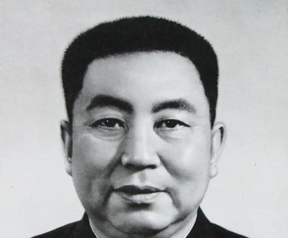 1975年深冬，北京的风冷得刺骨。敬爱的周总理已进入弥留之际，而另一个问题却悄然