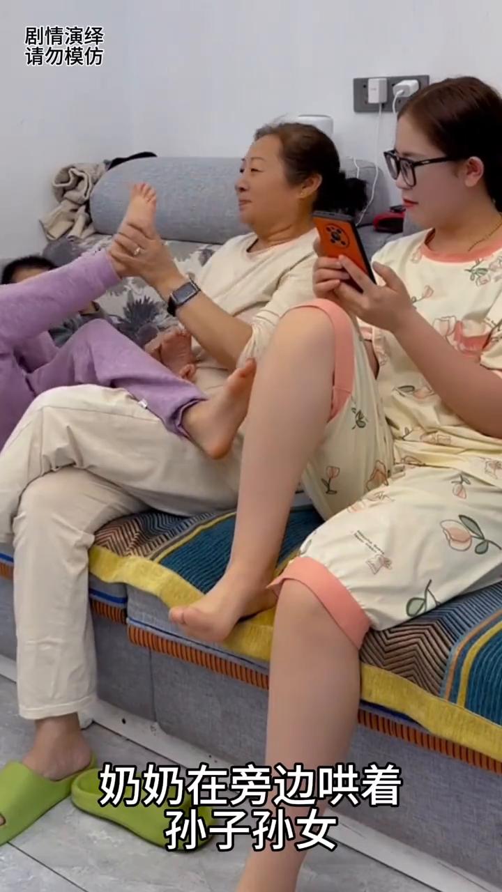 儿媳妇看到婆婆和孙女嬉闹，下一秒她也伸腿，太搞笑了。
奶奶在旁边哄着孙子孙女，只