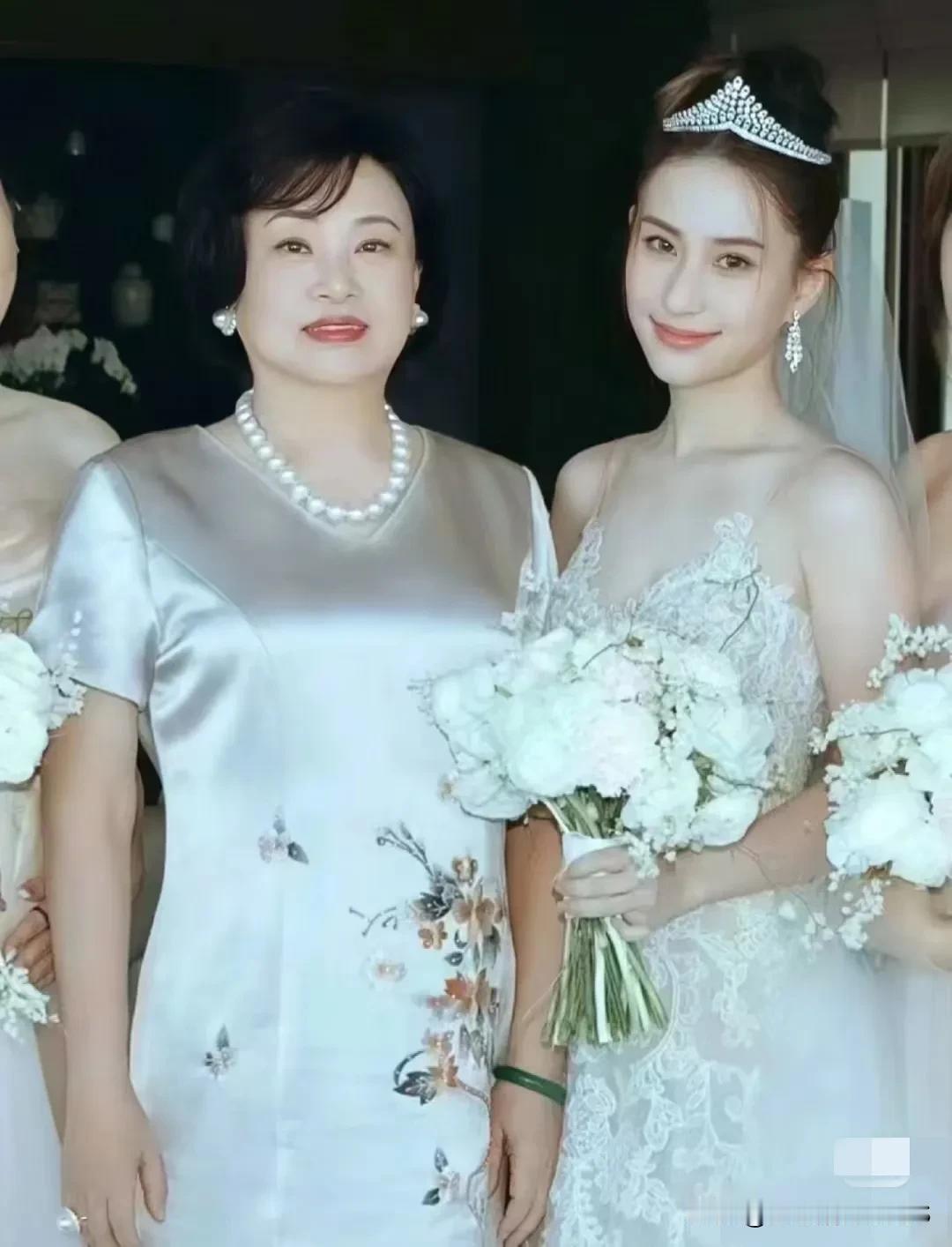 哎呀，别说我啦，只是感觉女方妈妈和男方妈妈的气质有点不同。赌王的女友们身材都挺像