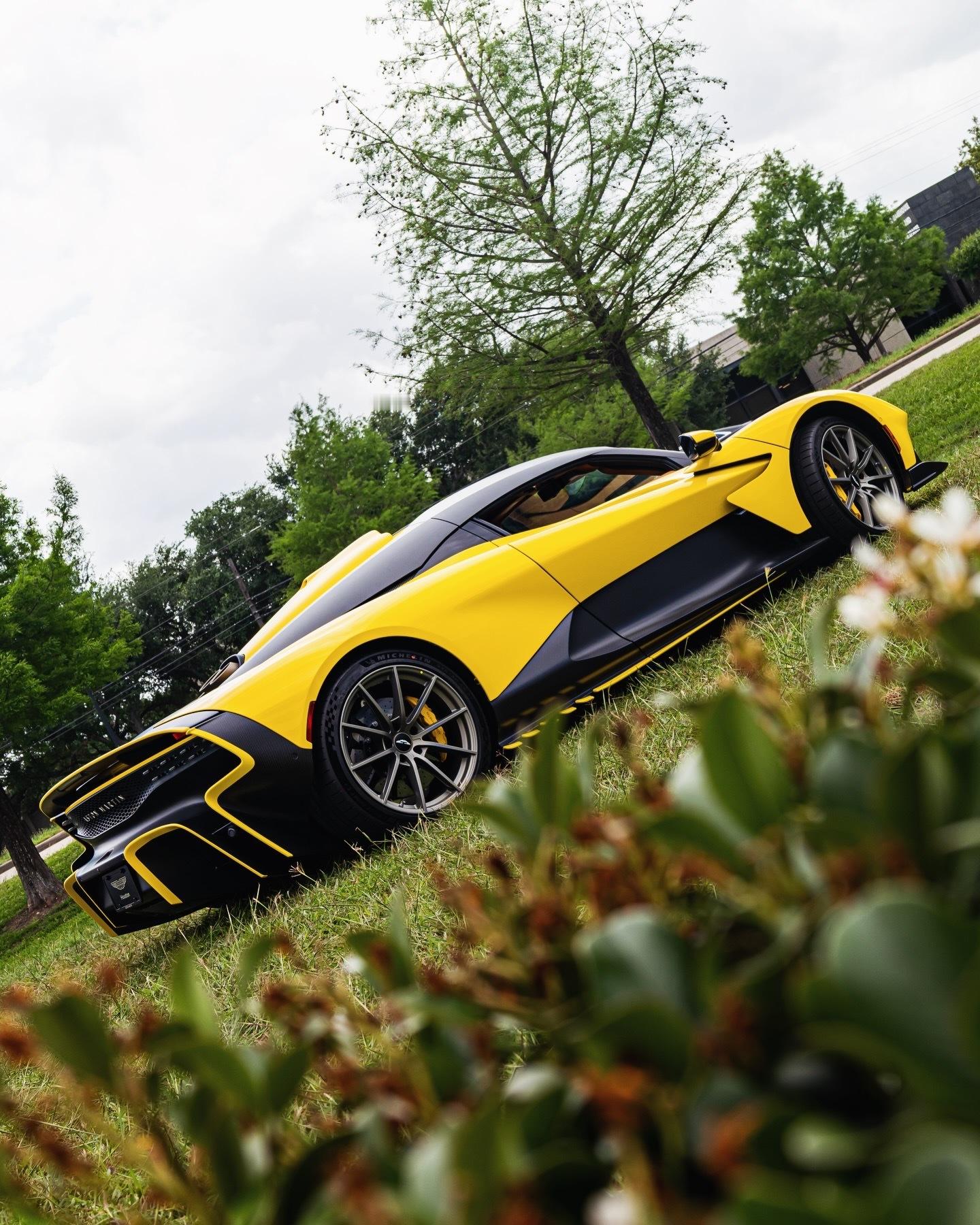 低趴，轰鸣，毫不掩饰的稀有。阿斯顿·马丁 Valhalla 并非静置于自然——它