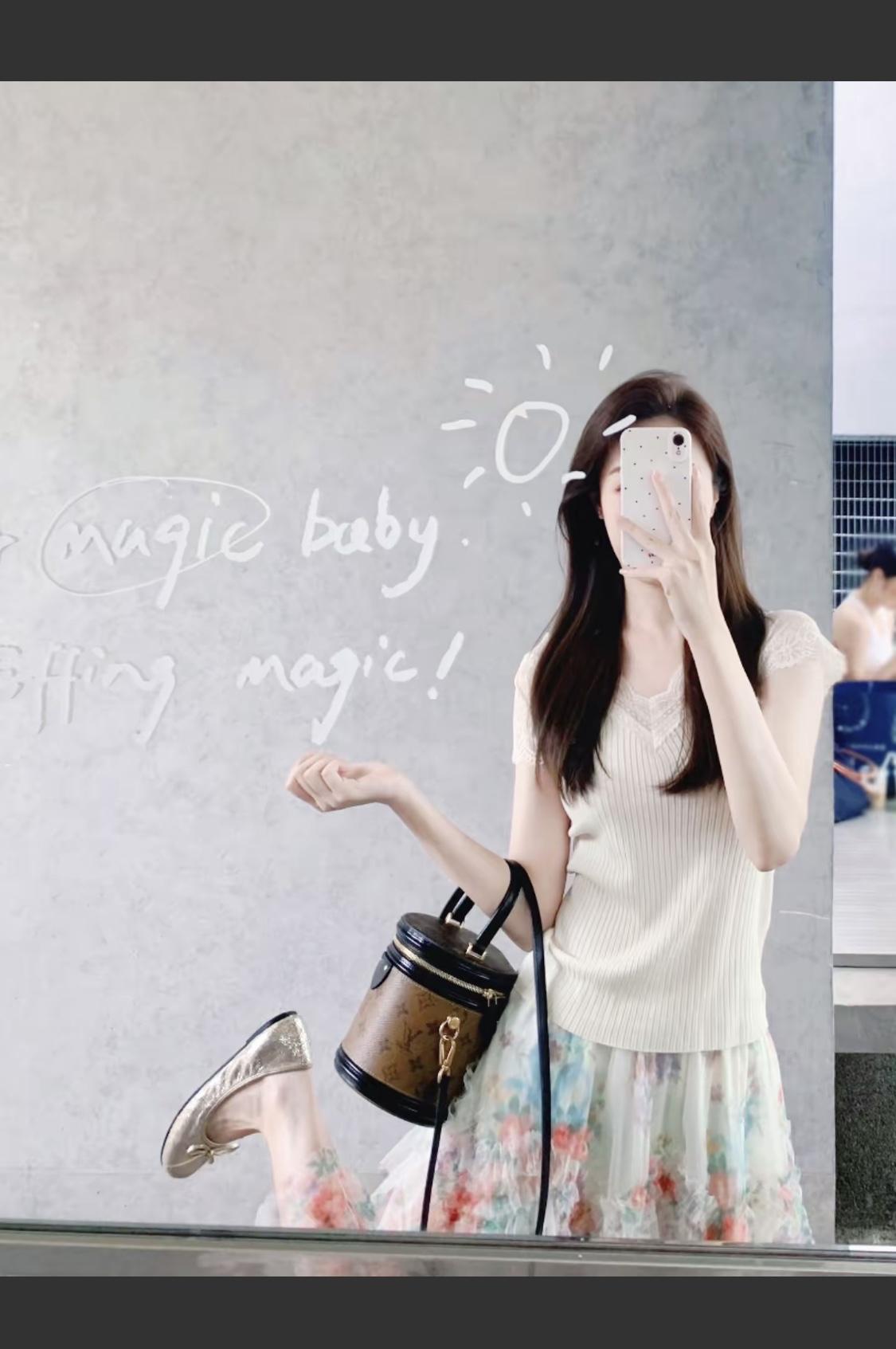 优雅漫步，花裙飘飘，时尚与自然完美融合。