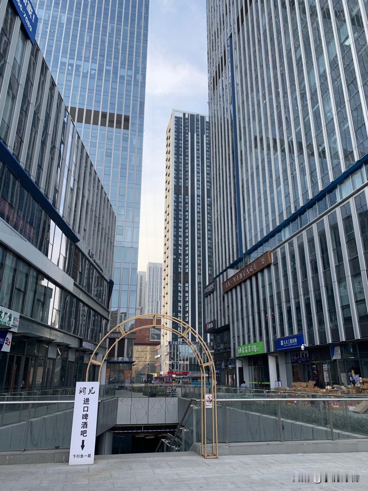 太原市房产局最近点名了两家经纪机构，称它们存在违规经营行为。这是怎么回事呢？哪些