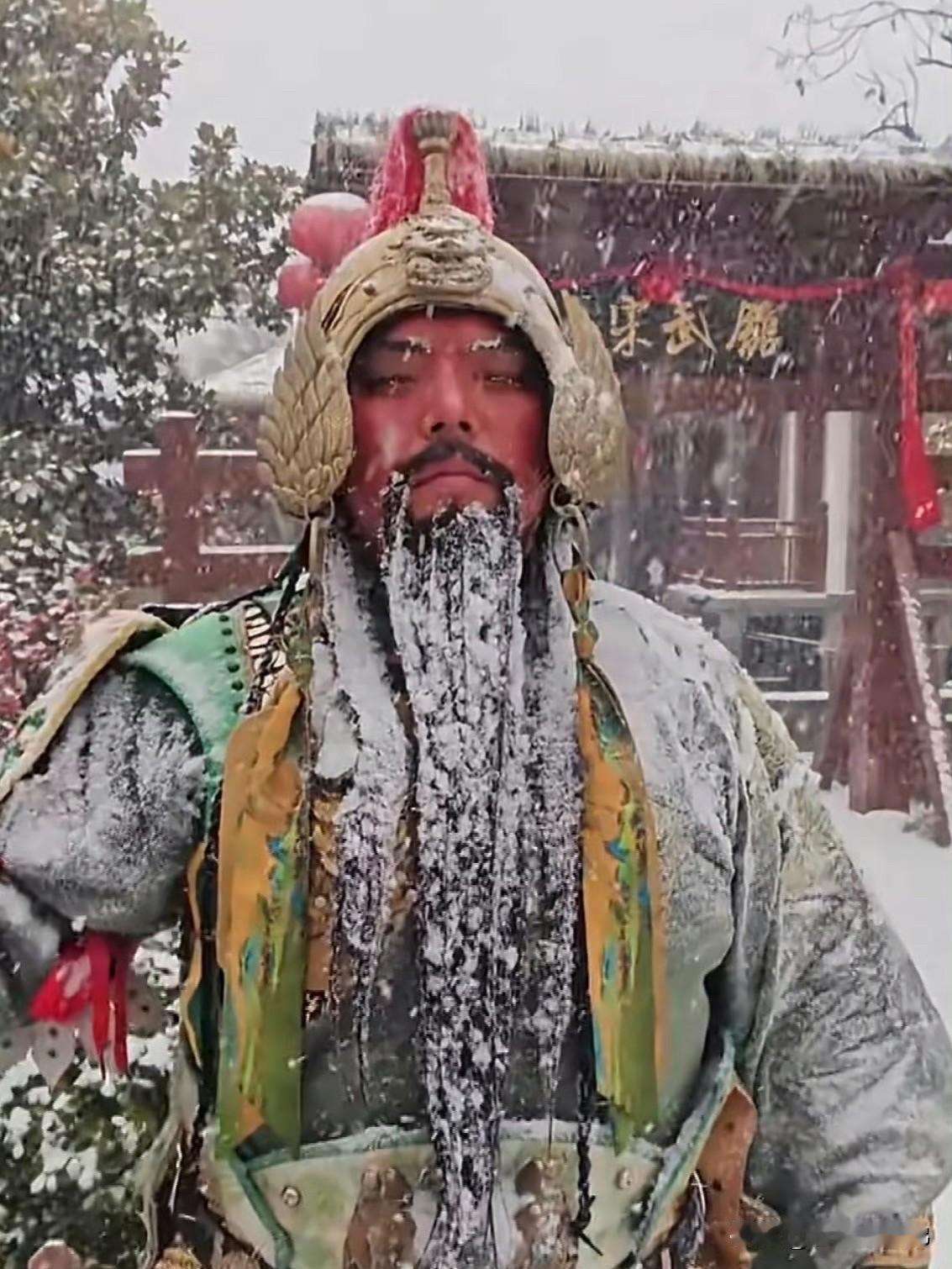 都说他敬业，可这份敬业里藏满了普通人讨生活的不易。景区说配了暖宝宝、热水和厚衣服