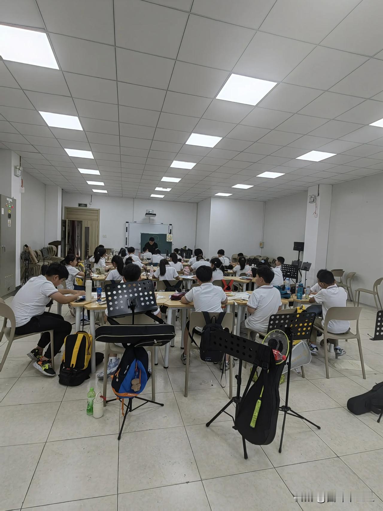 公司组织的“富童逐梦”职工子女暑期才艺培训班开课了，我给大宝报了绘画、书法、围棋