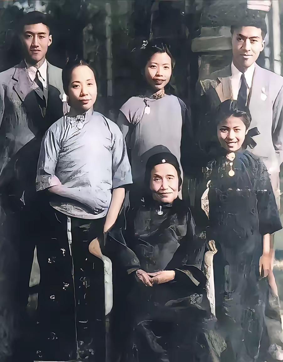 这是曾国藩幺女曾纪芬和晚辈们的真实合影，都看看吧，这可不是演员扮演的。

曾纪芬