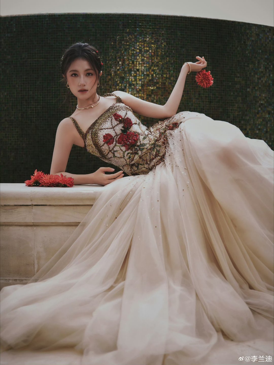 选择李兰迪作为我的毒药和解药 李兰迪这身简直是毒药与解药的完美结合！刺绣长裙华美
