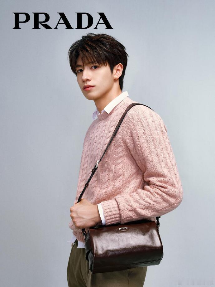 登陆少年团Prada看秀造型朱志鑫左航Prada同款毛衣 登陆少年团米兰时装周造