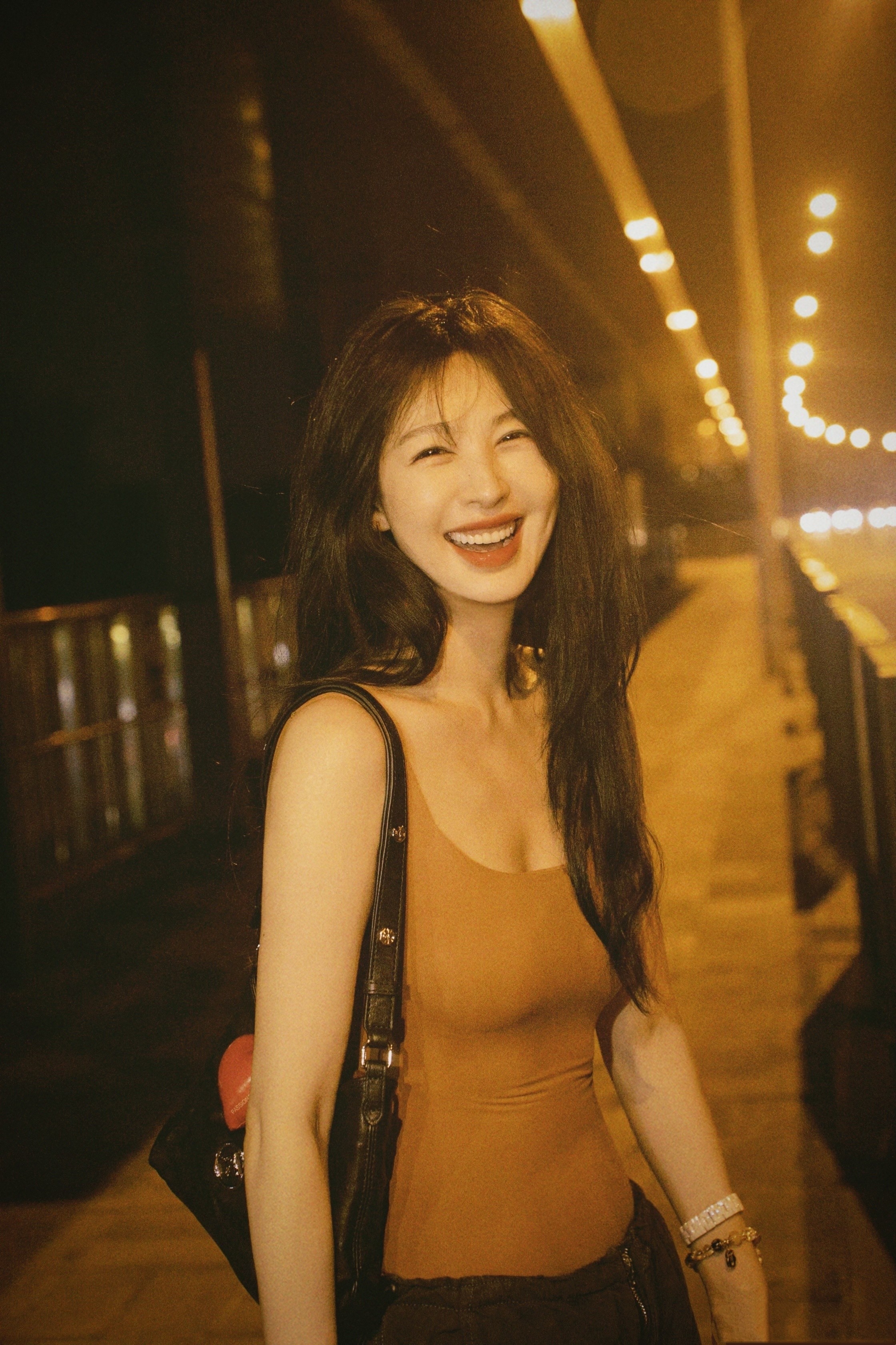 李菲儿咖啡色背心夜拍，夏末，一夜至秋 ​​​