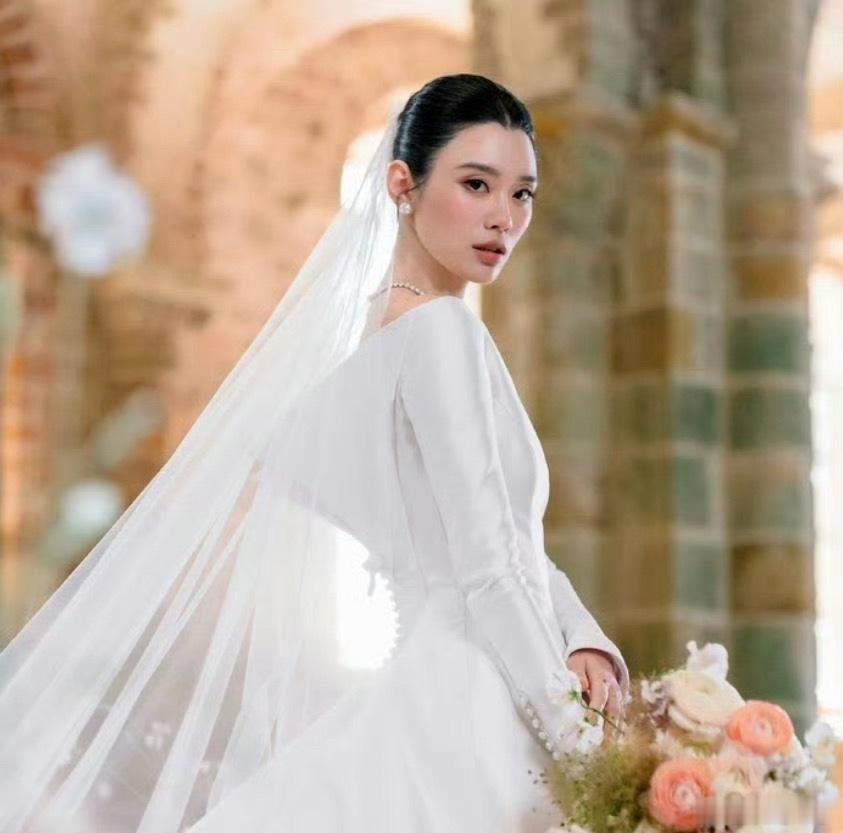 奚梦瑶婚纱超600小时手工制作六百多个小时一针一针缝出来的婚纱，重工质感直接拉满