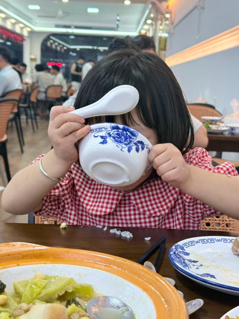 最喜欢看小孩吃饭 