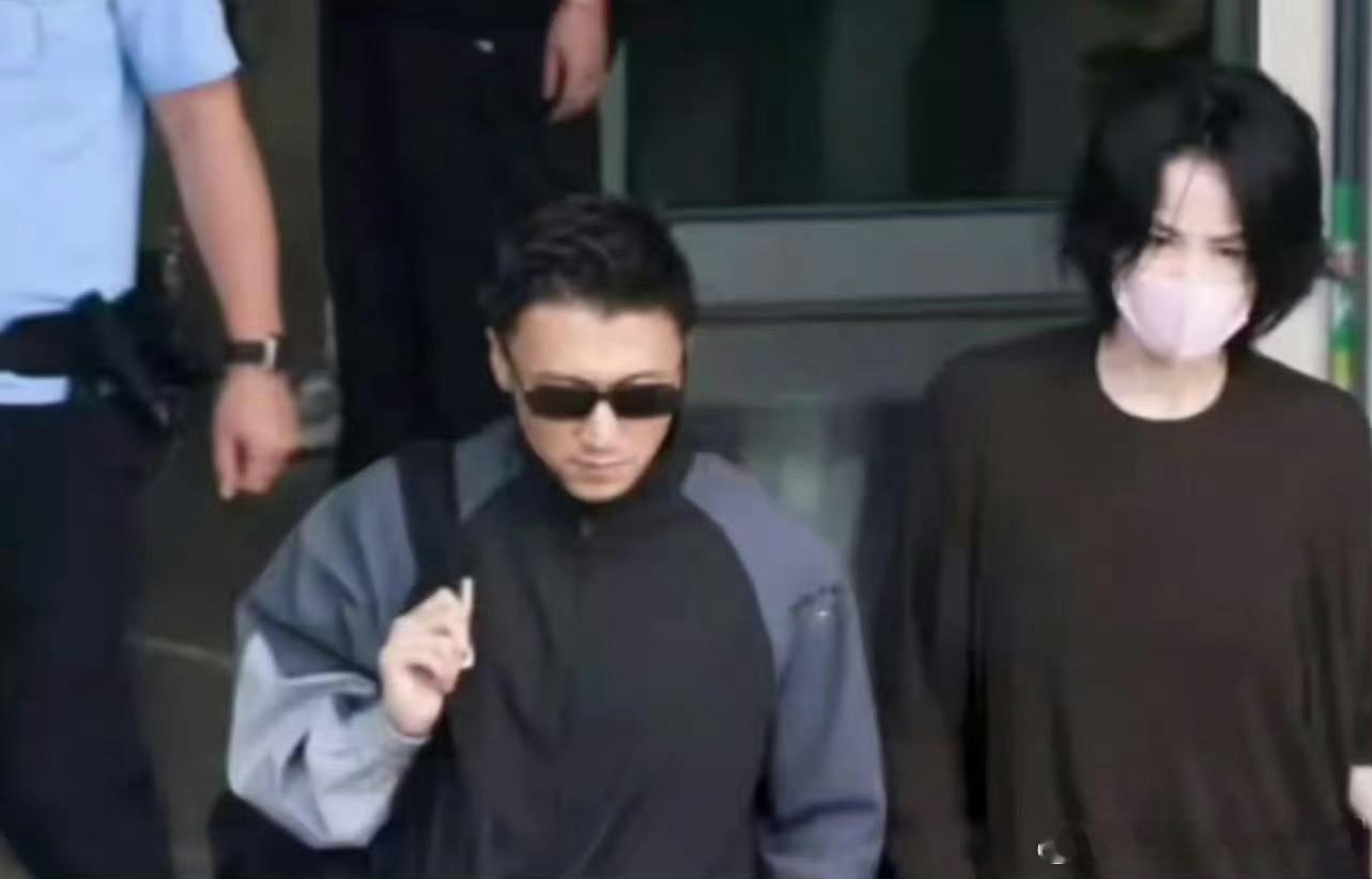 谢霆锋王菲到达西安 两人从来没有在对方的演唱会上公开同台表演过。如果真在西安看到