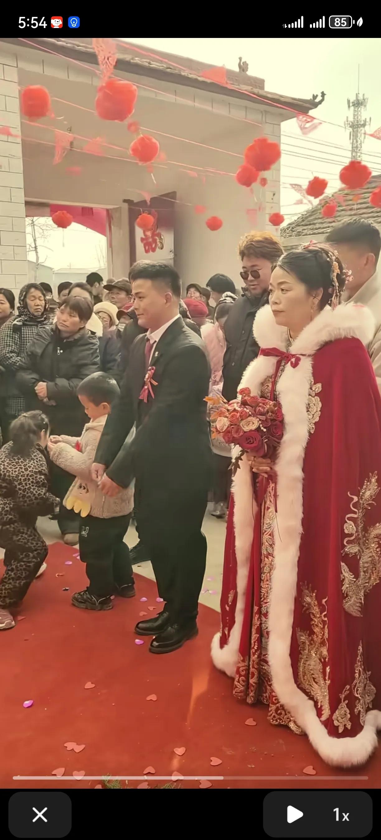 小伙子终于娶上了老婆，开心的不得了。
看表情新娘还不太满意。