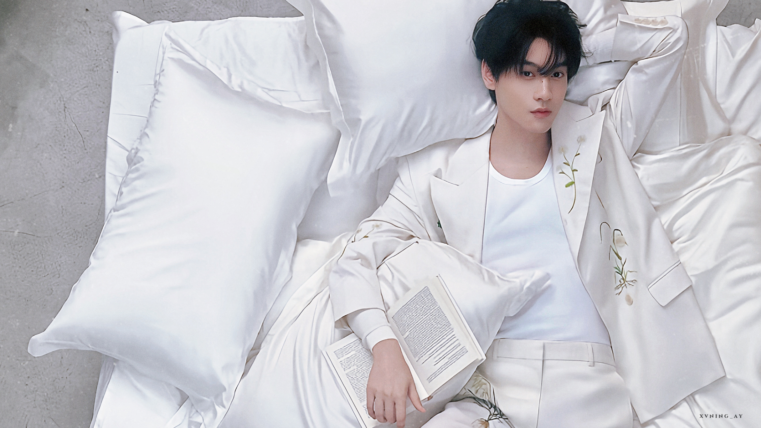 小男孩这么躺是要干什么