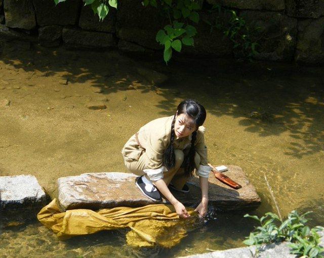 1977年，青岛即墨县一妇女洗衣服时，抬头一看，清澈见底的河水中有一块石头，在阳