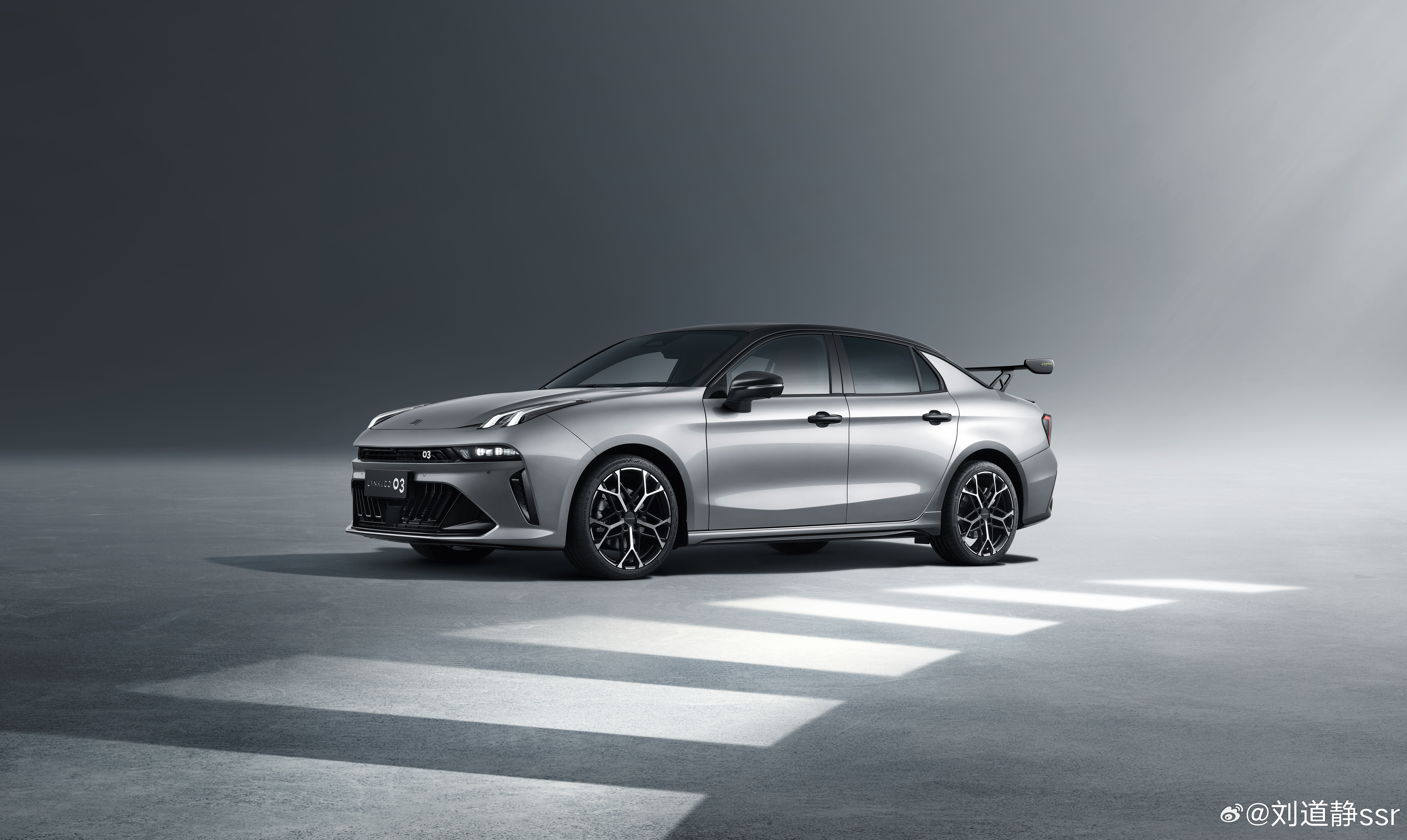 领克03大尾翼版太帅了之前好多车主买了03回去自己改现在不用改了～也能在路上放心