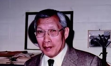 1950年春，北大一位教授悄悄把家里米缸加满了米，装出一副还要回来的样子。留下一