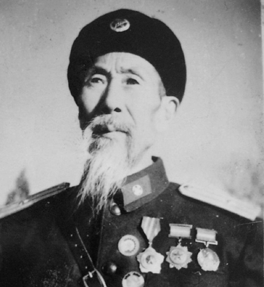 1938年，贺龙看到旅长陈伯钧的报告，当即大怒：“60岁老头想入伍？简直胡闹！”