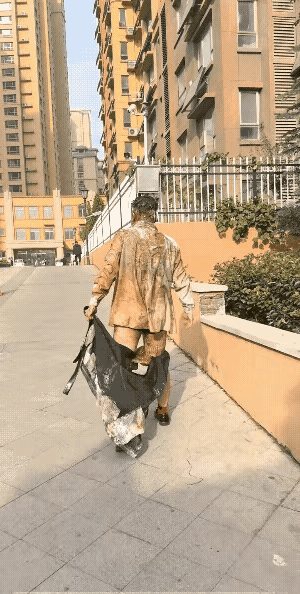 谁能想到这个脏兮兮的人是新郎！这个男士破衣烂衫，浑身脏兮兮的，看着就像个流浪汉，