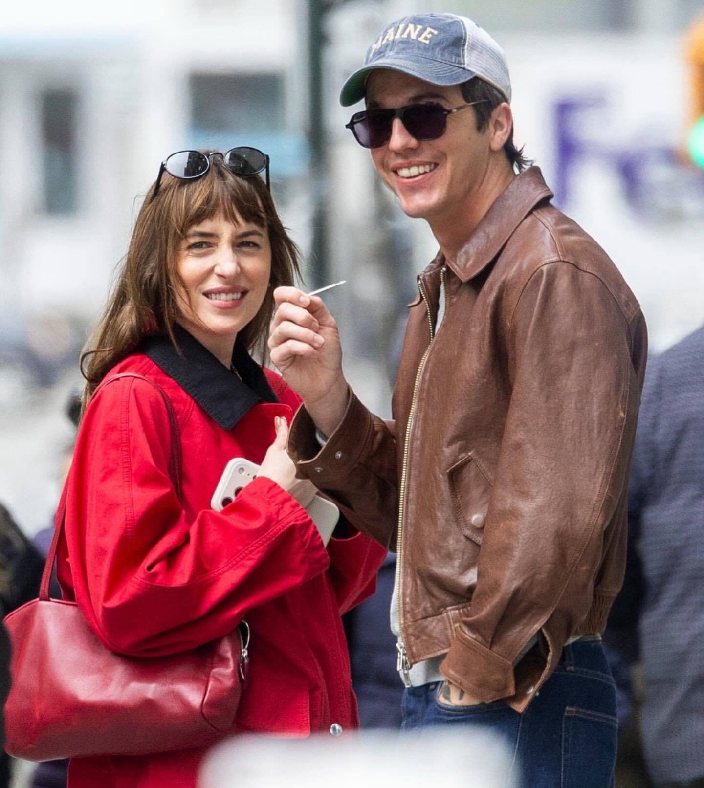 达妹与男友纽约新街拍：达妹Dakota Johnson挽着男友Role Mode