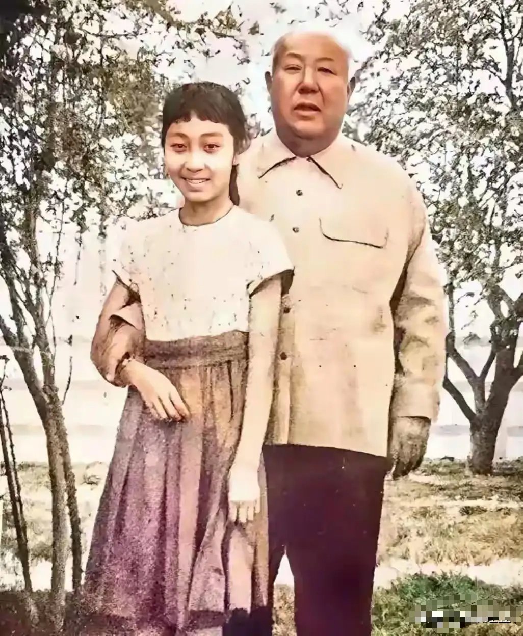 上世纪六十年代，晚年马鸿逵与曾孙女马爱玲留下了一张合影 