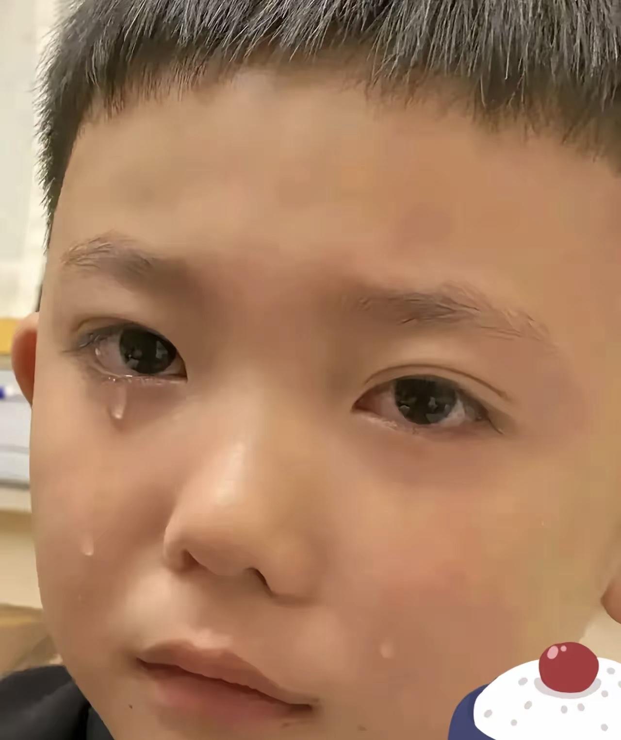 一女子领养11岁盲童，花28万给他治眼睛，谁料，男孩重见光明后，却一把抱住她，泪
