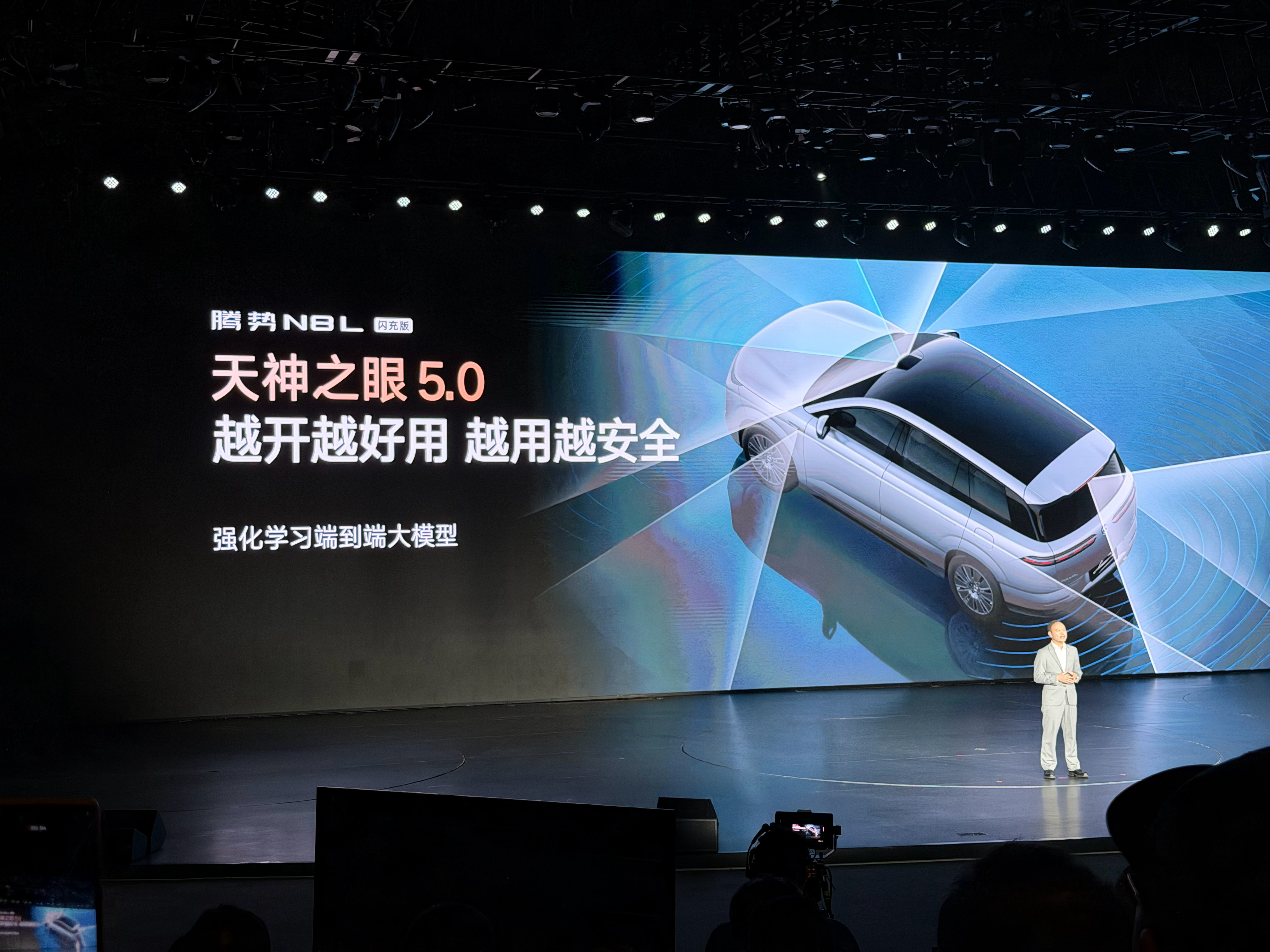 腾势N8L闪充版上市31.98万—34.98万元，两个版本。放在今天的新能源大六