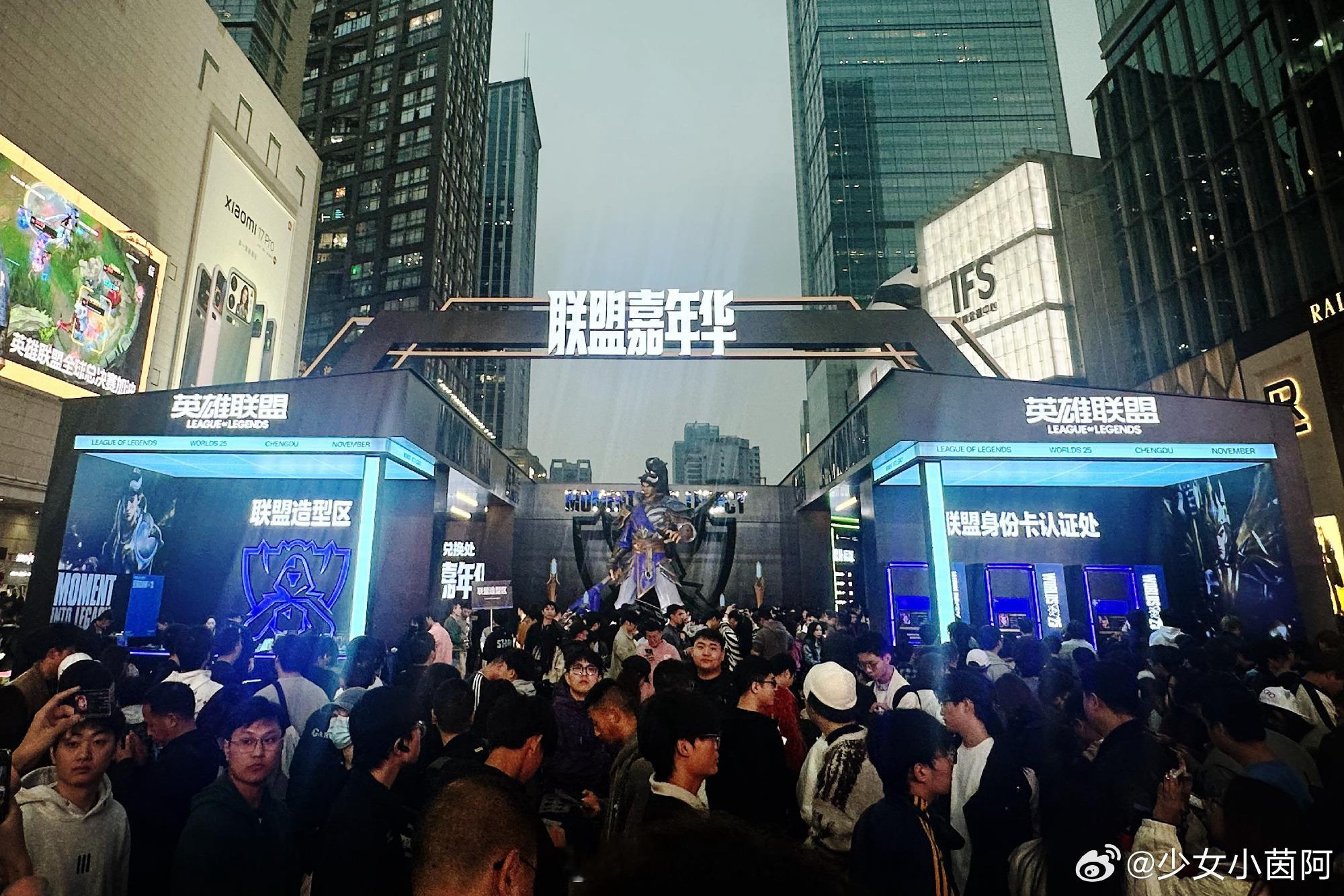 英雄联盟2将全面升级难怪这次成都英雄联盟嘉年华推出了线下限定的身份卡，原来英雄联