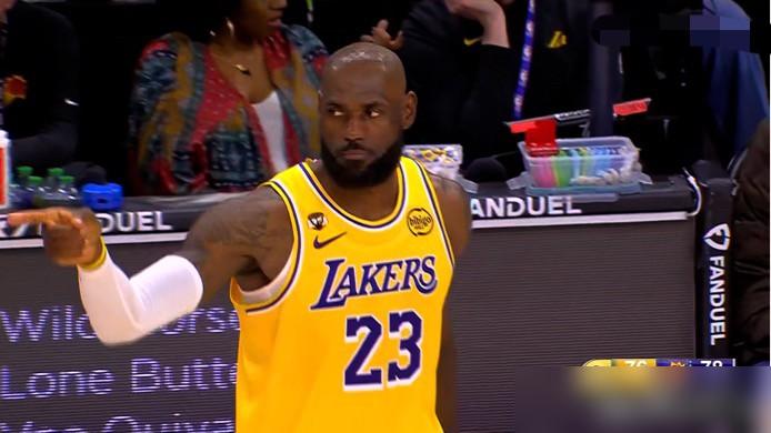 湖人更衣室炸了！詹姆斯经纪人点名要交易他，里夫斯赛后竟直接玩失踪？
 
连输两场