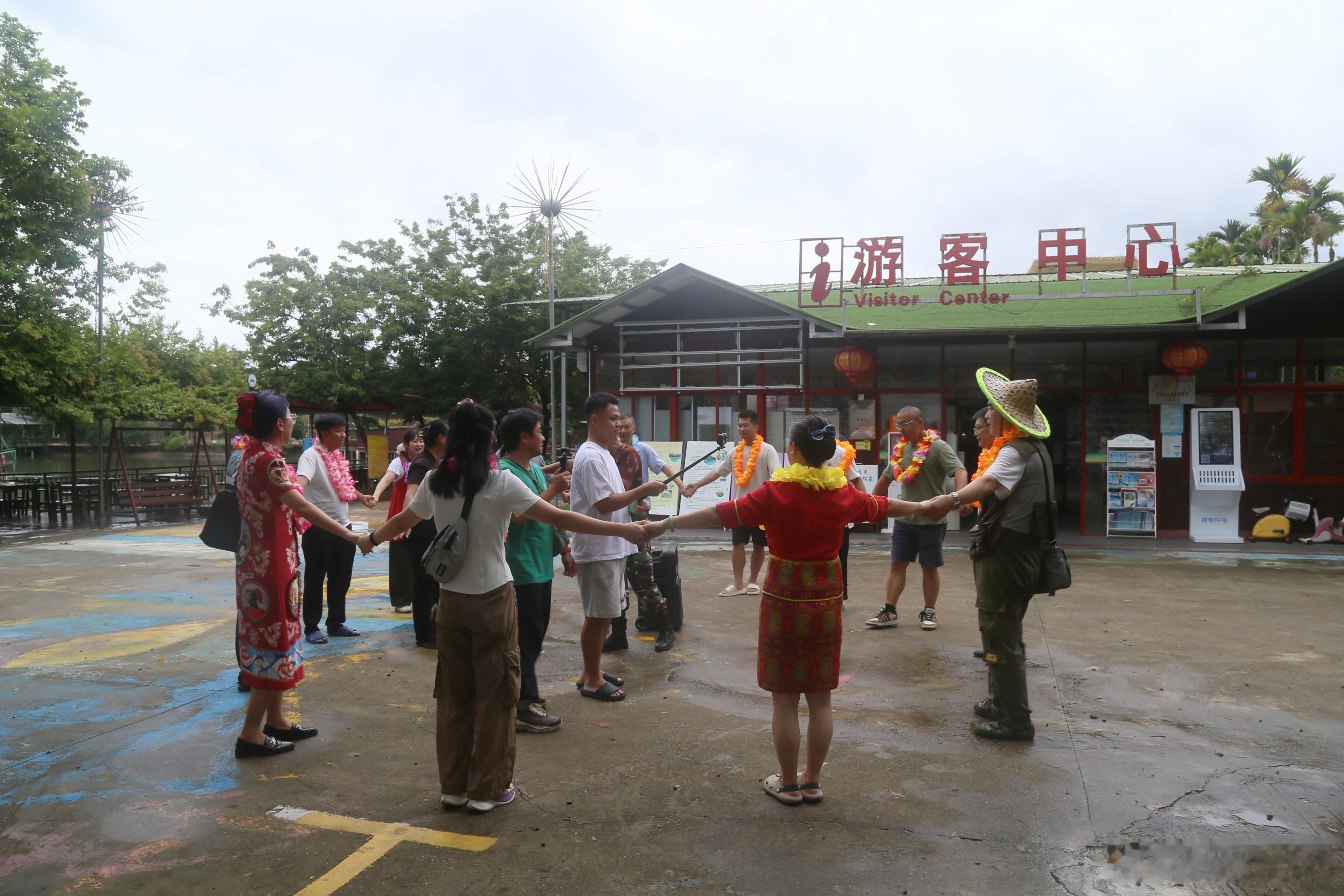 网络名人海南行第四天｜打卡保亭秀丽山庄，保亭秀丽山庄位于雨林腹地天然氧吧，高负氧