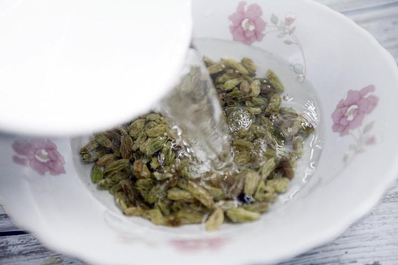 近日山东烟台，有网友将葡萄干用水洗完后直接变浑浊，瞬间把我手里刚抓了半把的葡萄干