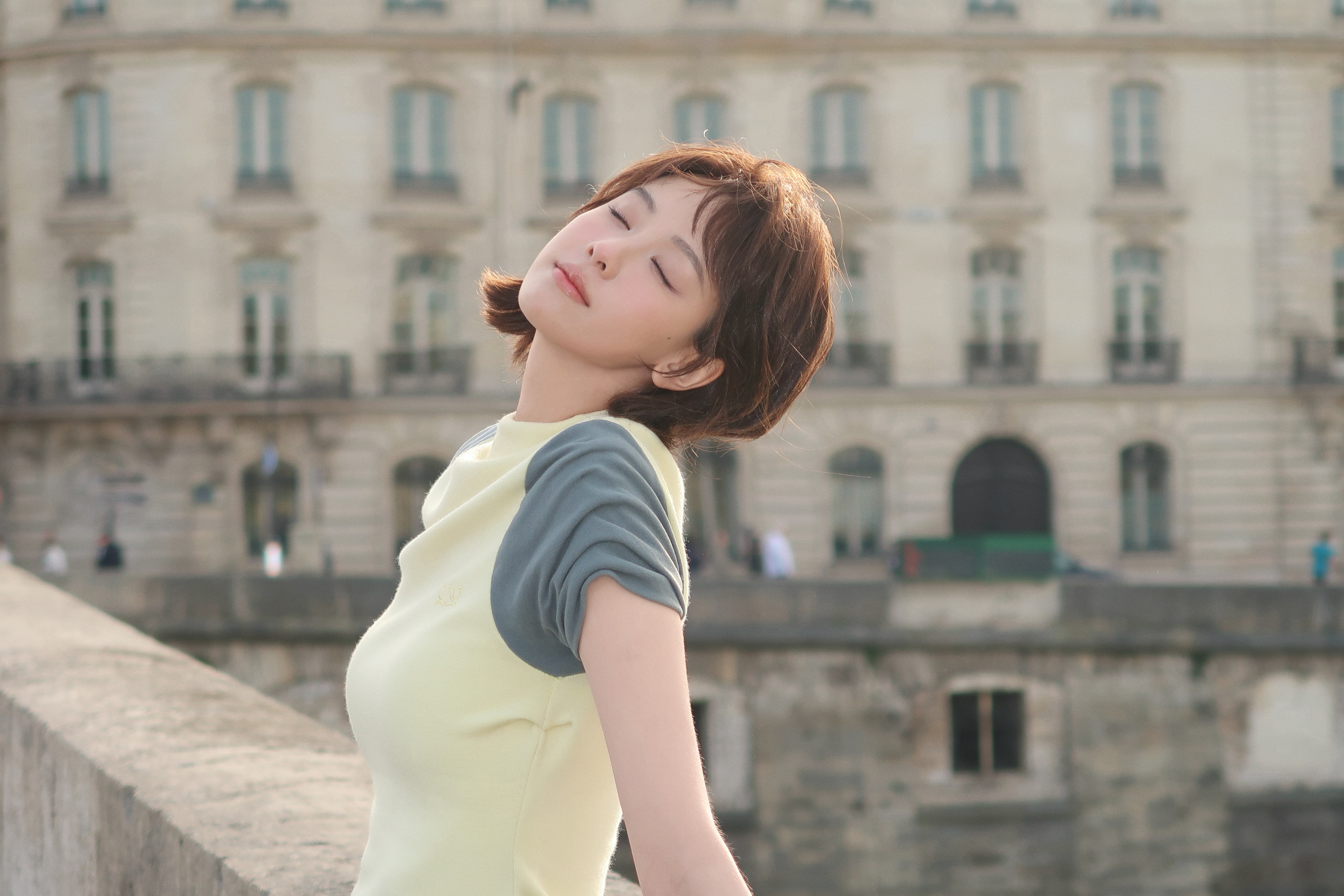 陈都灵 不用去卢浮宫了，因为已经遇到艺术品了 陈都灵在巴黎拍了拍你