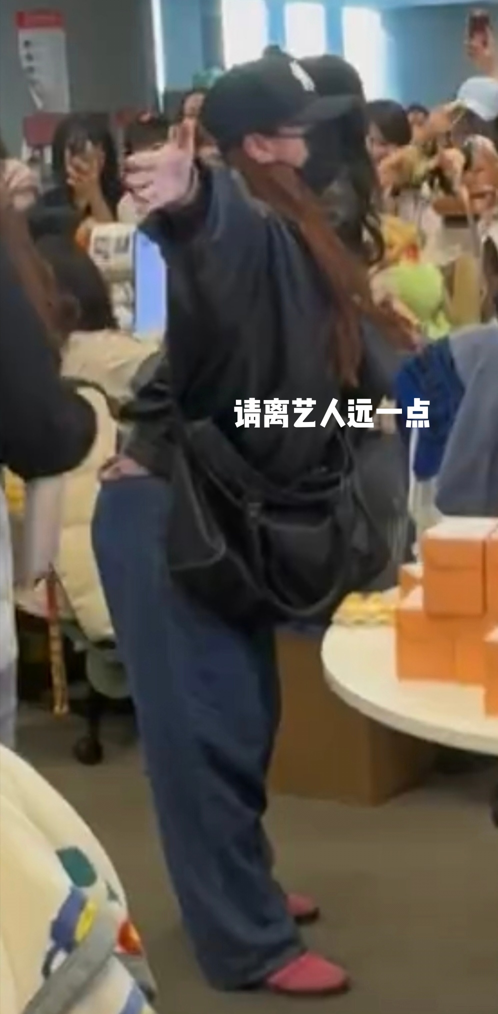 没记错的话，去年巴黎进场的时候，迪奥工作人员接艺人下车后特意往旁边走出摄影师的镜