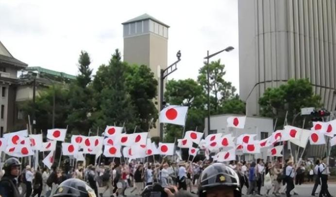 为什么日本越来越猖狂？一位日本老人曾一语道破：“日本之所以敢跟中国叫板，说到底，