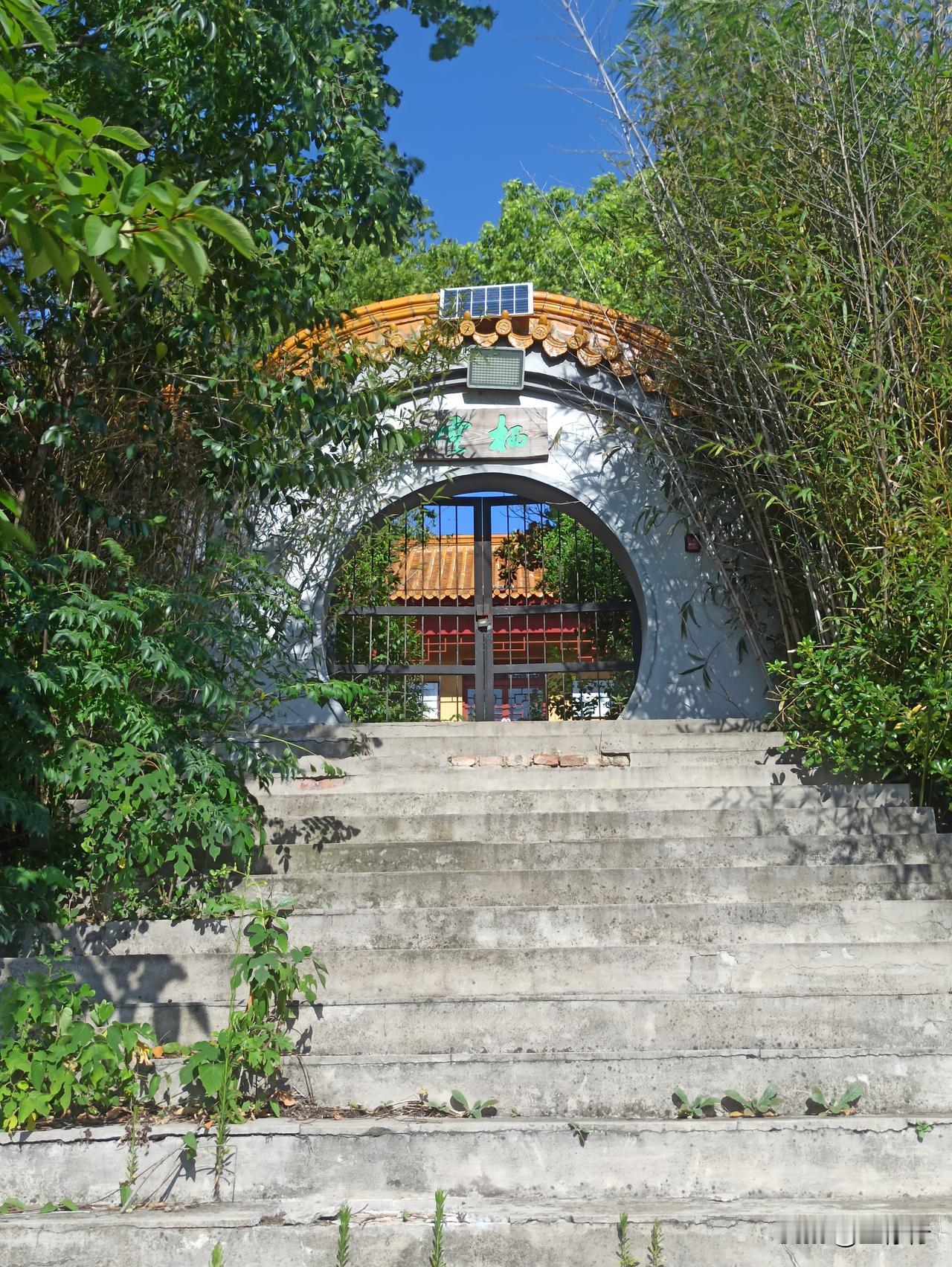 徐州翟山，虽有山名，却难得一见。原来都被楼房遮挡，要上山须从一住宅小区进入。翟山