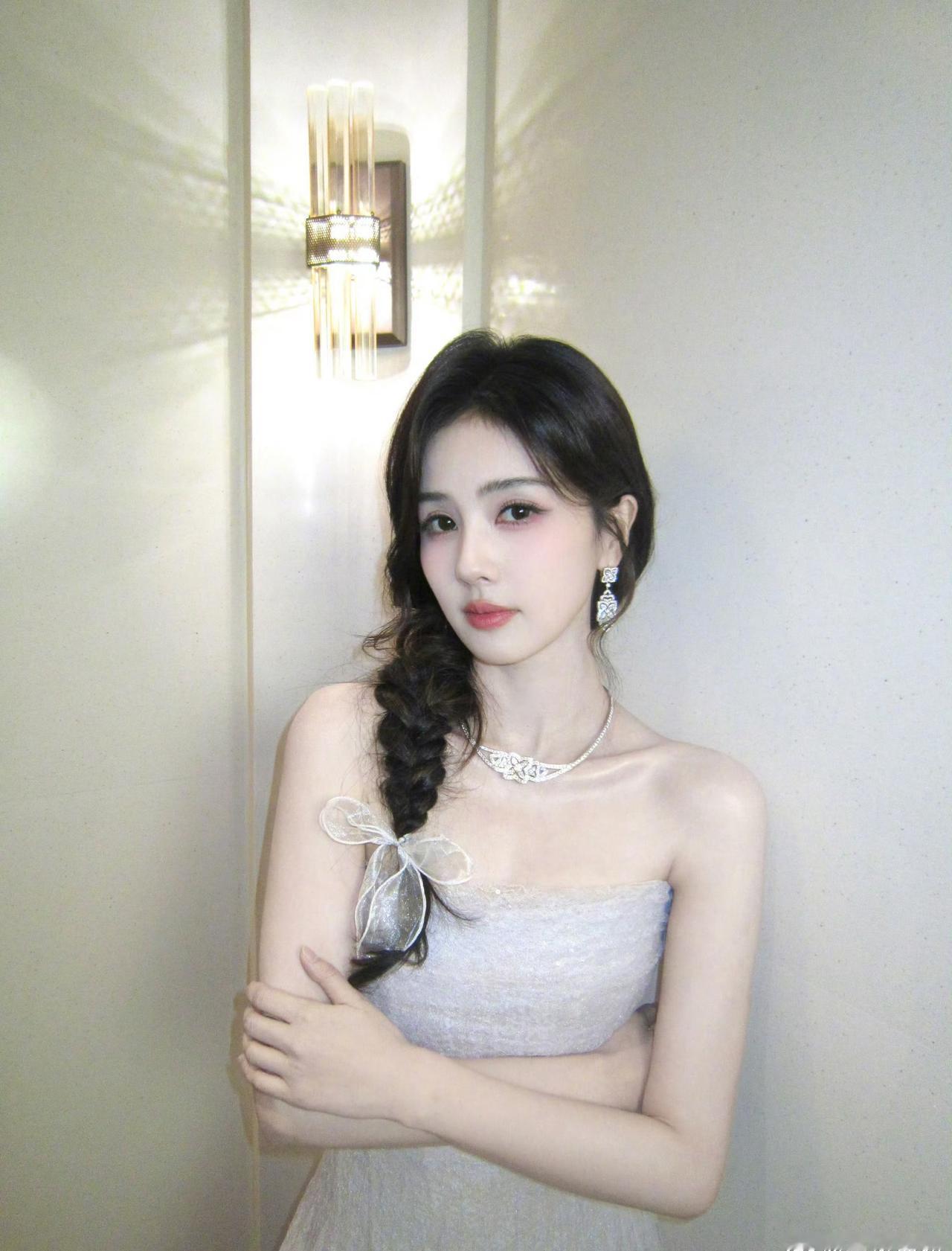 白鹿超话 bl白鹿王韵娜 bl白鹿开到荼蘼 
我双手合十的愿望里永远有你.Ogn