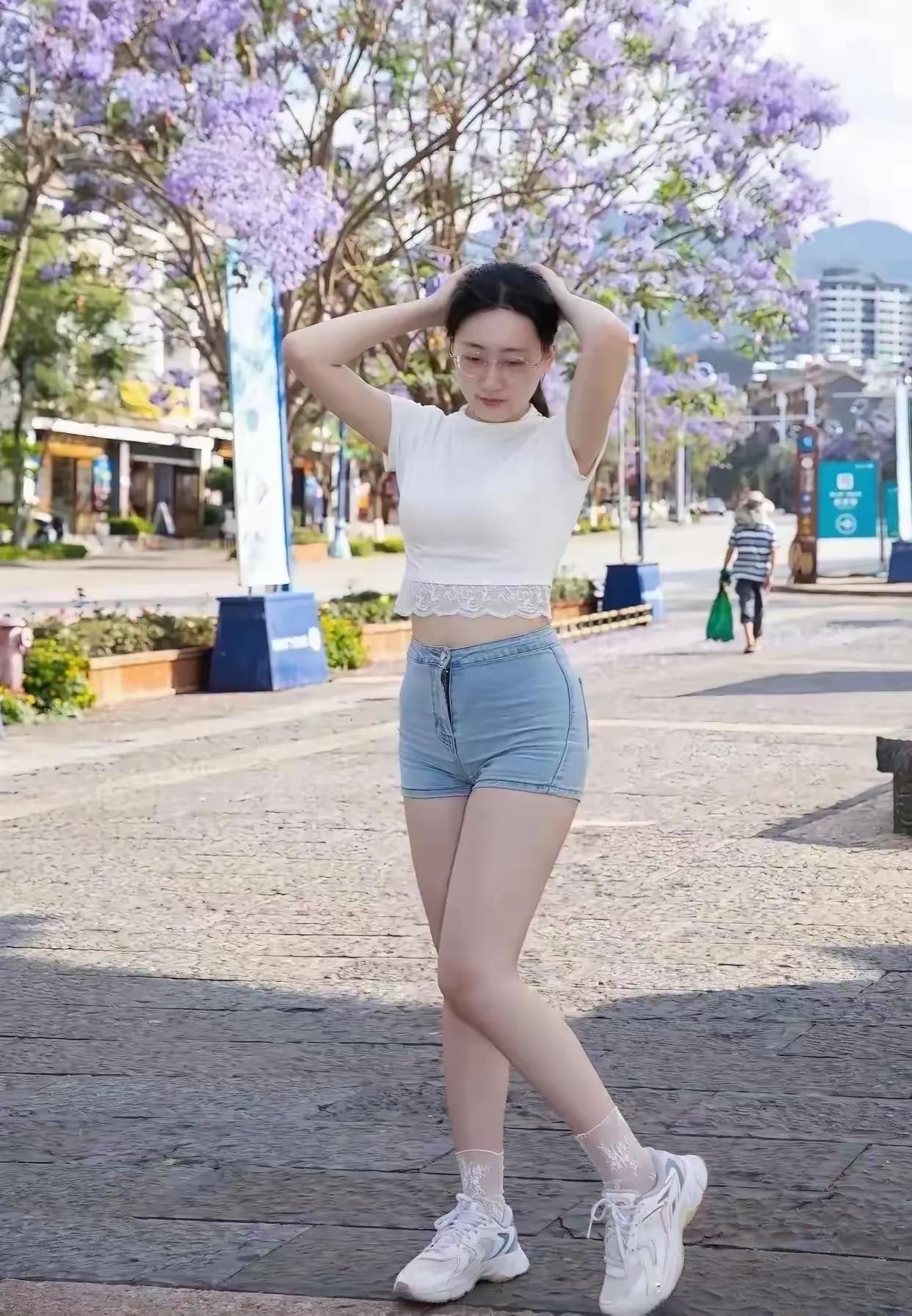 夏日穿搭指南：清新白色上衣+牛仔短裤，轻松自在，活力满满！🌞👗👖👟