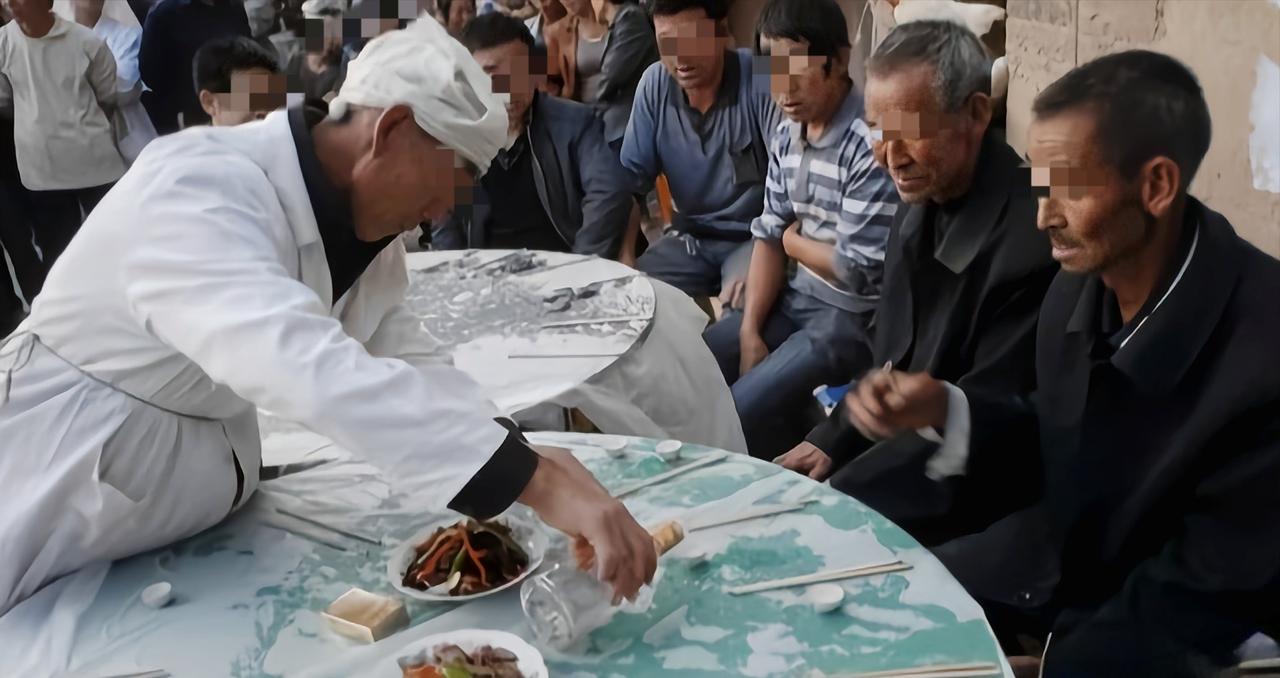 陕西榆林，一男子的父亲去世，男子特意举办丧宴宴请宾客。可不曾想，一位宾客在丧宴上